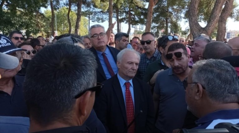 Σέρρες: Ένταση στη συνάντηση αγροτών με τον Υφυπουργό Αγροτικής Ανάπτυξης – Αποχώρησε από το συνέδριο