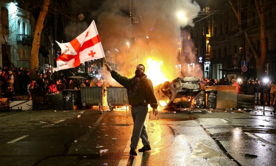 Χάος στη Γεωργία: Διαδηλωτές εισέβαλαν στο Κοινοβούλιο