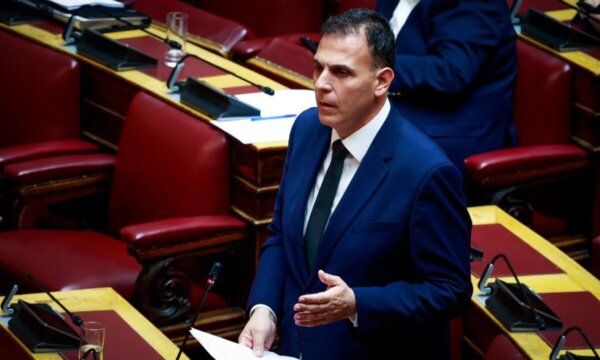 Πολιτικούς “τριγμούς” κρύβουν οι δηλώσεις για τη παραίτηση Τσίπρα: Καραμέρος: “Πράξη υπέρβασης η παραίτηση Τσίπρα” – Ακρίτα: “Ενδεδειγμένη κίνηση η παραίτηση”