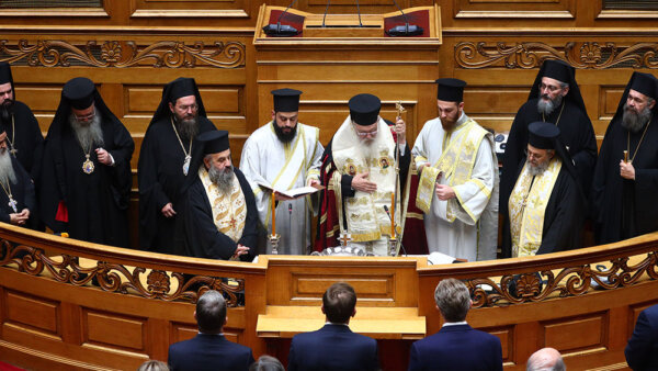 Βουλή: Αγιασμός για τη νέα κοινοβουλευτική περίοδο – Ύποπτα βλέμματα παντού και συζητήσεις