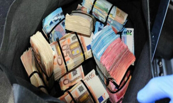 Δήμαρχος ξέχασε σακβουαγιαζ με 40.000 ευρώ στη γενική συνέλευση του ΦΟΔΣΑ Θεσσαλίας