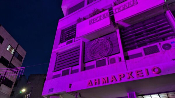 Στα “ροζ” Δημαρχείο και Δημοτικό Ωδείο Λάρισας