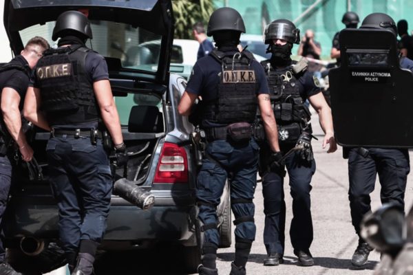 Aστυνομική επιχείρηση στον οικισμό των Ρομά – 10 συλλήψεις στον Τύρναβο