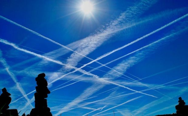 Τελικά, μας ψεκάζουν; Ειδική ομάδα θα ερευνήσει τη μεγαλύτερη θεωρία συνωμοσίας για τον έλεγχο του κλίματος και του καιρού