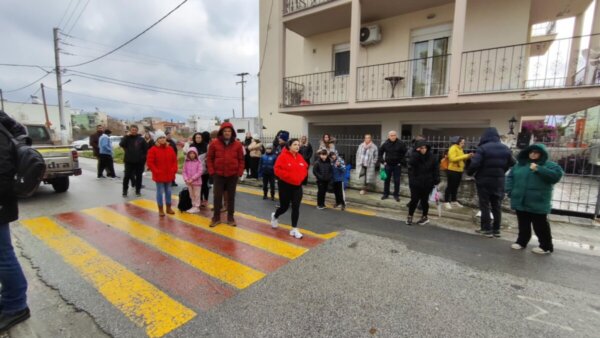 Διαμαρτυρία γονέων στο 27ο Δημοτικό Σχολείο Βόλου για την κυκλοφοριακή κατάσταση έξω από το σχολείο στις Αλυκές