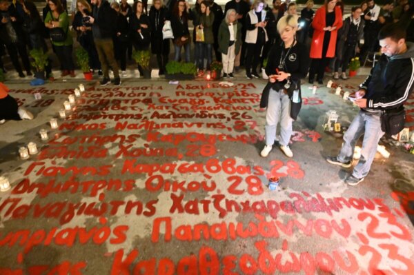 Συγγενείς θυμάτων στα Τέμπη έγραψαν ξανά τα ονόματα μπροστά από τη Βουλή