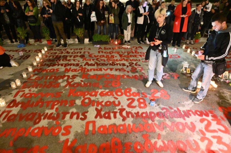 Συγγενείς θυμάτων στα Τέμπη έγραψαν ξανά τα ονόματα μπροστά από τη Βουλή