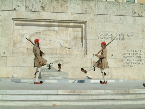 Η τροπολογία για τον Άγνωστο Στρατιώτη ψηφίστηκε αλλά το “μπαλάκι ευθυνών” συνεχίζεται