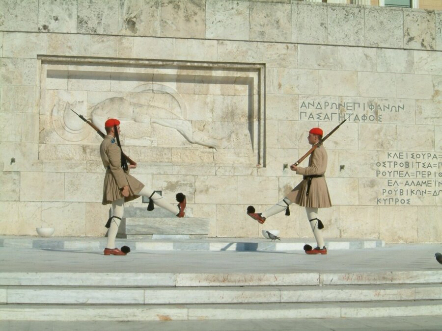 Η τροπολογία για τον Άγνωστο Στρατιώτη ψηφίστηκε αλλά το “μπαλάκι ευθυνών” συνεχίζεται