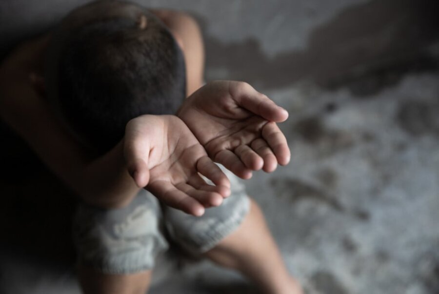 Θεσσαλονίκη: Ποινή 10ετούς κάθειρξης σε 25χρονη που έβαζε την ανήλικη κόρη της να ζητιανεύει ολημερίς έξω από κατάστημα