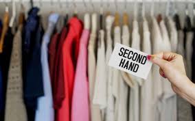Οι Ελληνες αγάπησαν τα μεταχειρισμένα ρούχα και αντικείμενα