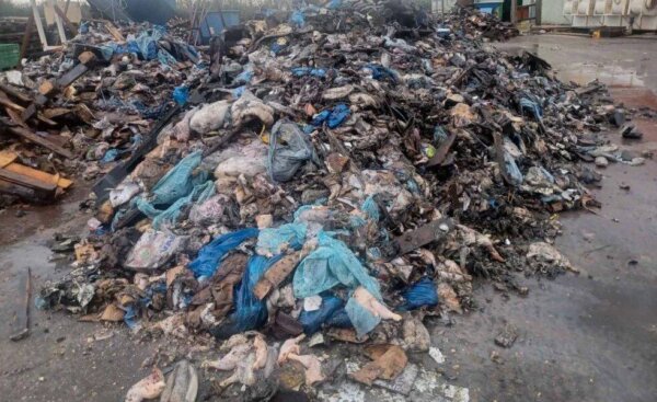 Κέρκυρα: Άμεσα ξεκινά η απομάκρυνση των τροφίμων σε αποσύνθεση από την επιχείρηση που κάηκε – Κίνδυνος μόλυνσης στην Ήπειρο από την παράνομη ταφή