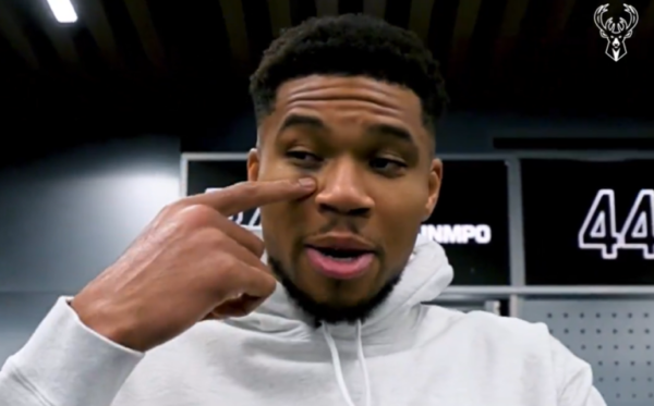 Με μαυρισμένο μάτι ο Γιάννης Αντετοκούνμπο: «Είδα κάποιον που πήγε ν’ αρπάξει την τσάντα μιας κυρίας, τον άρπαξα και μου έριξε αγκωνιά»