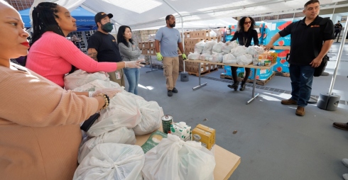 ΗΠΑ: Ουρές χιλιομέτρων στην Καλιφόρνια για δωρεάν τρόφιμα