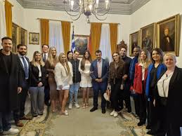 Η Κίμπερλι Γκιλφόιλ έλαβε τιμητικό μετάλλιο από τον Δήμο Ύδρας – Παρών και ο Κωνσταντίνος Αργυρός