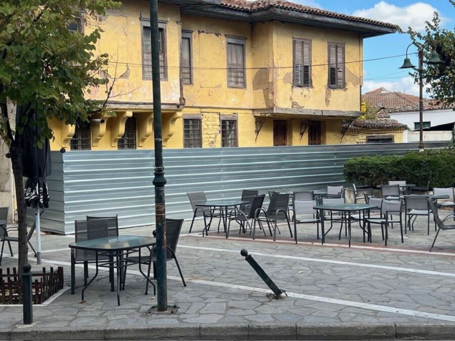 Τοποθετήθηκαν προστατευτικά στην Οικία Καλακαλλά στον Τύρναβο