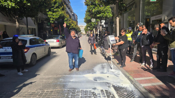 Λάρισα: Κτηνοτρόφοι έριξαν γάλα έξω από το πολιτικό γραφείο του Χρήστου Κέλλα