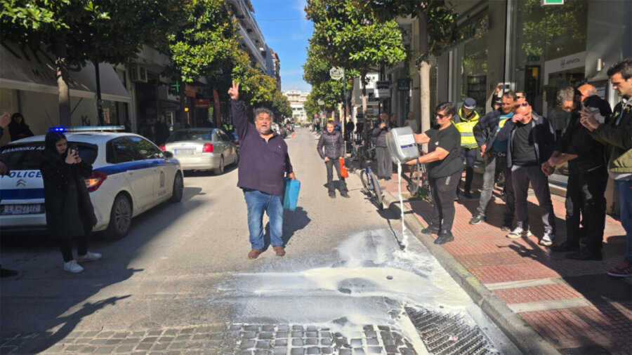 Λάρισα: Κτηνοτρόφοι έριξαν γάλα έξω από το πολιτικό γραφείο του Χρήστου Κέλλα