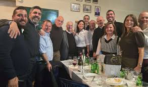 Φλώρινα: Δένδιας, Κεραμέως, υφυπουργοί και βουλευτές της ΝΔ σε παραδοσιακό βράσιμο τσίπουρου σε καζάνι