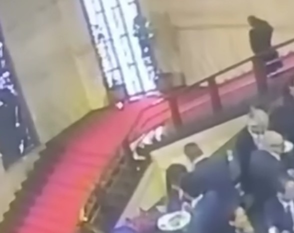 Ιταλία: Πολιτικός έχασε την ισορροπία του και έσπασε ανεκτίμητης αξίας βιτρό