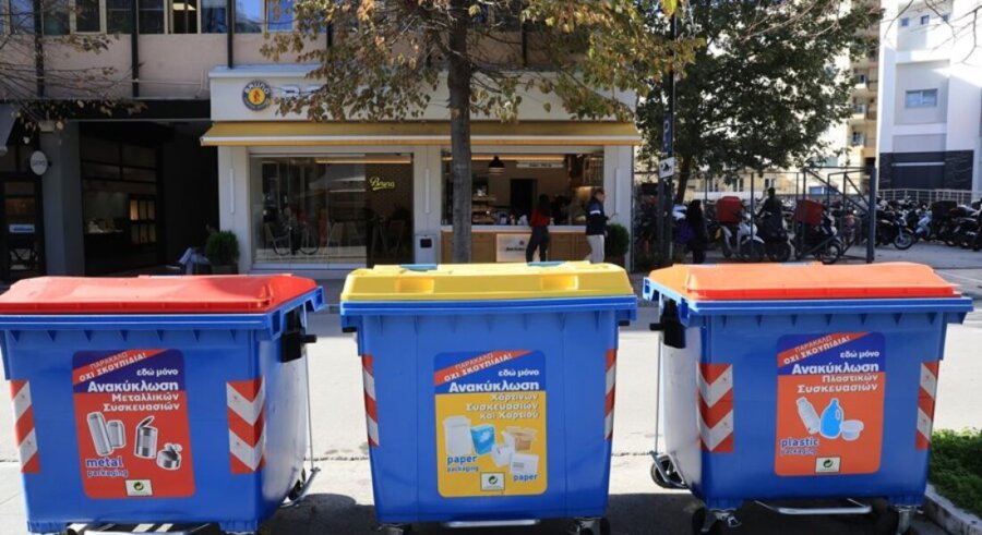 Λάρισα: “Πυκνώνει” το δίκτυο ανακύκλωσης – Νέοι κάδοι σε κοινόχρηστους χώρους