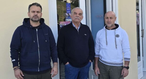 Προσφορά ρούχων στο Κοινωνικό Παντοπωλείο Λάρισας