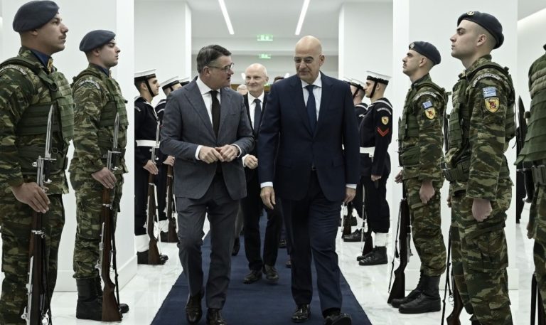 Συνάντηση Δένδια με τον πρωθυπουργό του Κρατιδίου της Έσσης και τον Αρχιεπίσκοπο Κύπρου