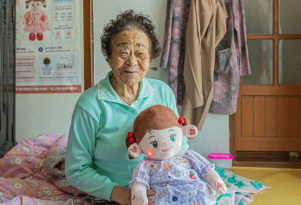 Οι ηλικιωμένοι στη Νότια Κορέα ξορκίζουν τη μοναξιά τους με «εγγόνια» ρομπότ