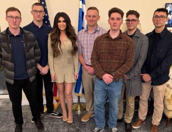 Κίμπερλι Γκίλφοϊλ: Δείπνο με τους Αμερικανούς Πεζοναύτες την Ημέρα των Ευχαριστιών