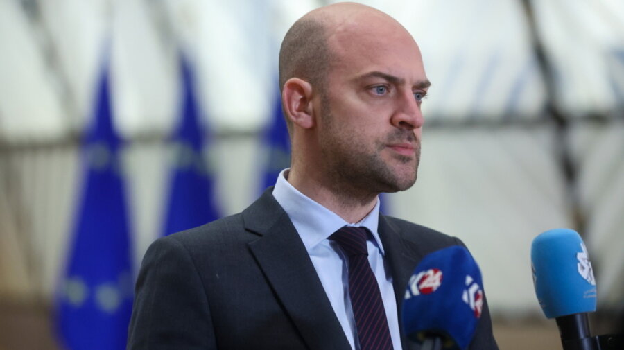 Γαλλία – Μπαρό προς Πούτιν: «Κατάπαυση του πυρός ή νέες, σκληρότερες κυρώσεις»