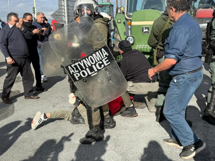 Καταγγελία για αστυνομική βία στη Νίκαια – Μαρτυρία της Χαρούλας Διβάνη για τον τραυματισμό του συζύγου της