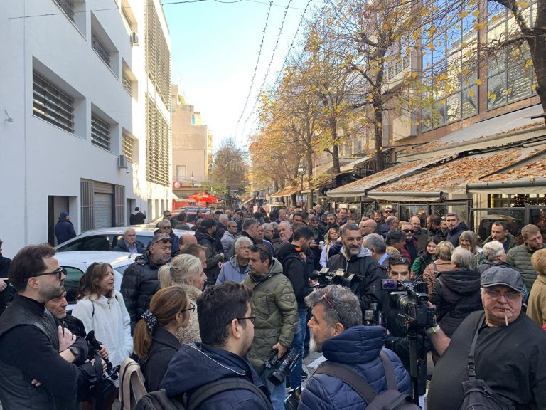 Πλήθος αγροτών έξω από το Δικαστικό Μέγαρο της Λάρισας – Ζητούν την απελευθέρωση των συναδέλφων τους