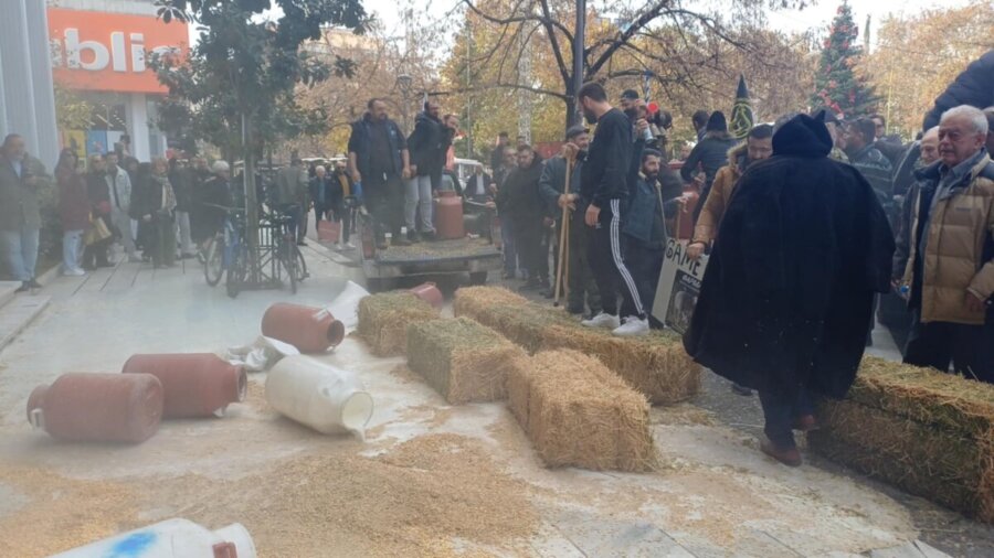 Χριστούγεννα και Πρωτοχρονιά στα μπλόκα οι αγρότες – “Δεν υποχωρούμε αν δεν δικαιωθούμε”