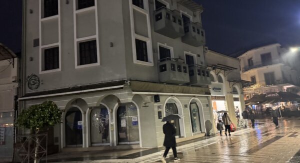 “Ζωντανεύει” το τριώροφο ακίνητο απέναντι από το αρχαίο θέατρο