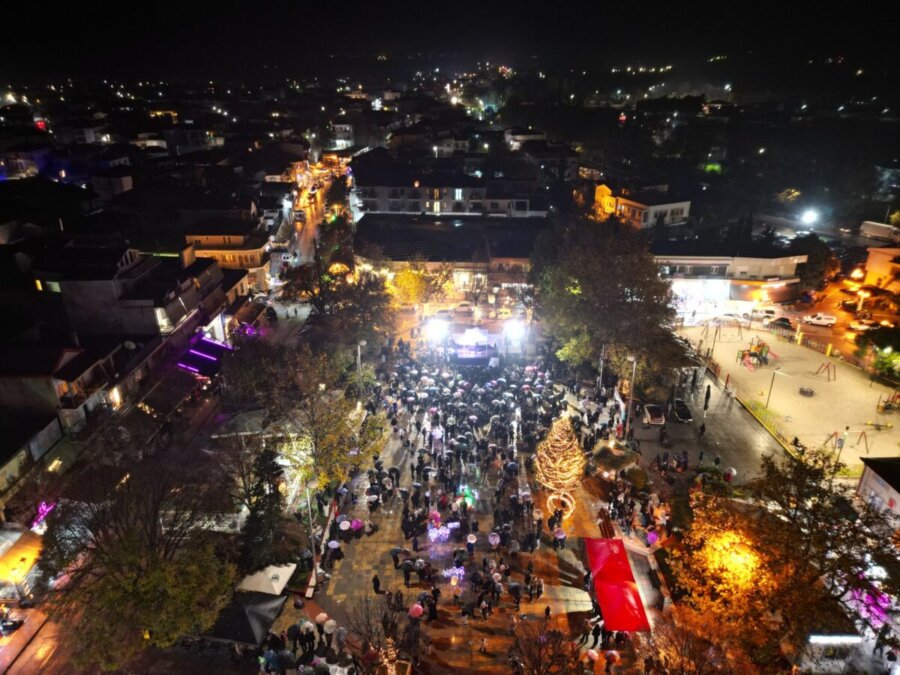 Λαμπερή φωταγώγηση του Χριστουγεννιάτικου Δέντρου στην Ελασσόνα