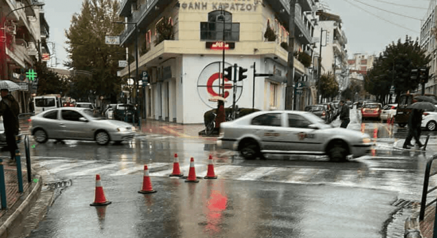 Καθίζηση στη συμβολή των οδών Παπαναστασίου και Μανδηλαρά – Άνοιξε τρύπα