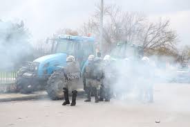 Θεσσαλονίκη: Κοινή δικογραφία για τον αγρότη που κινήθηκε με τρακτέρ κατά των ΜΑΤ και για τον τραυματισμό αστυνομικού με πέτρα