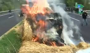 Ανυποχώρητοι οι αγρότες της Μαγνησίας: Έκαψαν άχυρα στις Μικροθήβες – Έκλεισαν την Εθνική Οδό