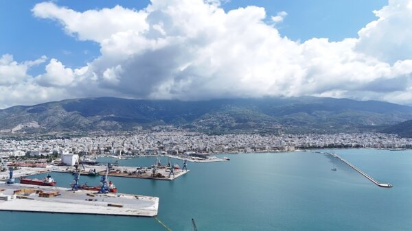 Κλείνουν το λιμάνι του Βόλου οι αγρότες