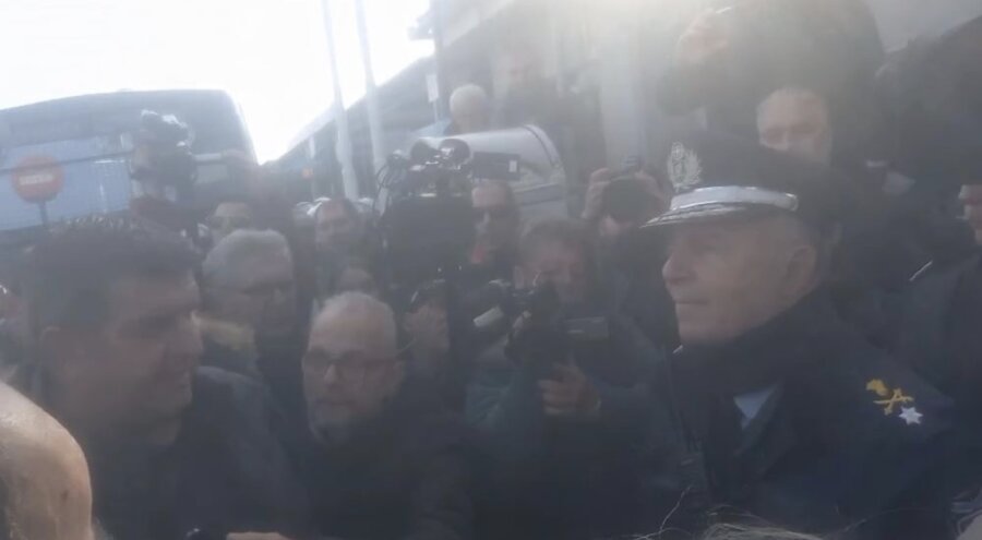 Στο λιμάνι του Βόλου οι Θεσσαλοί αγρότες – Ισχυρές αστυνομικές δυνάμεις στο σημείο