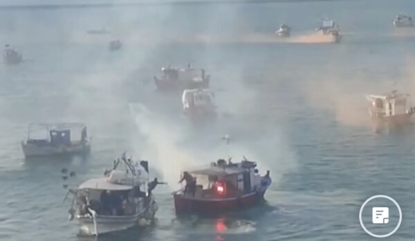 Από στεριά και θάλασσα αποκλεισμένο το λιμάνι του Βόλου, με τα τρακτέρ οι αγρότες, με βάρκες και καπνογόνα οι ψαράδες