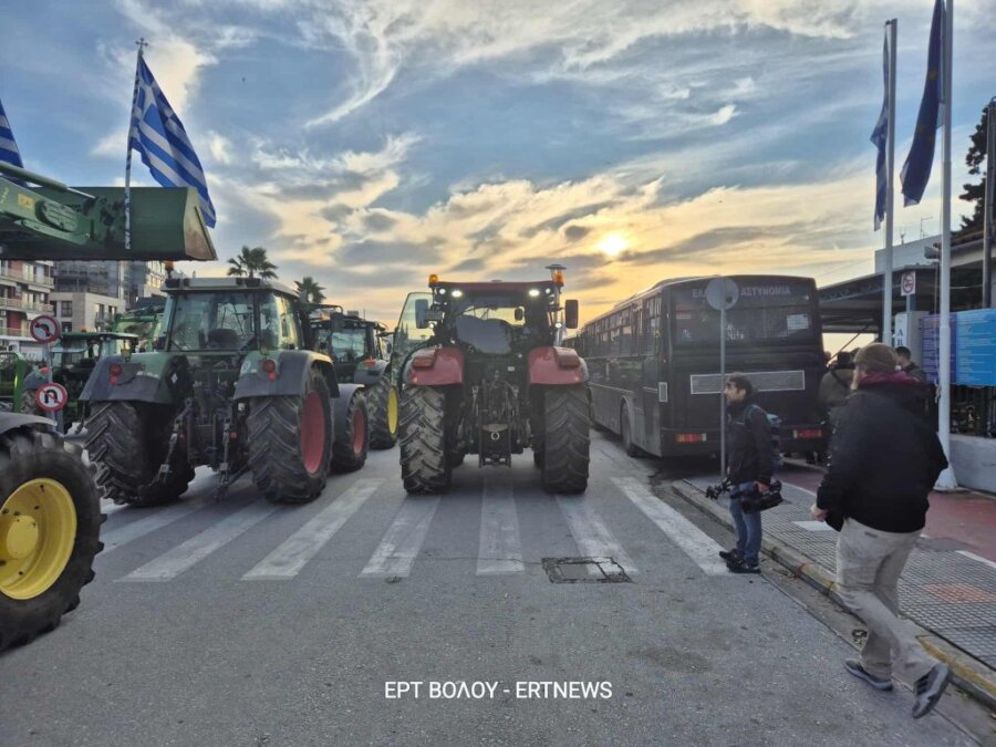 Αποχώρησαν αγρότες και αλιείς απο το λιμάνι του Βόλου