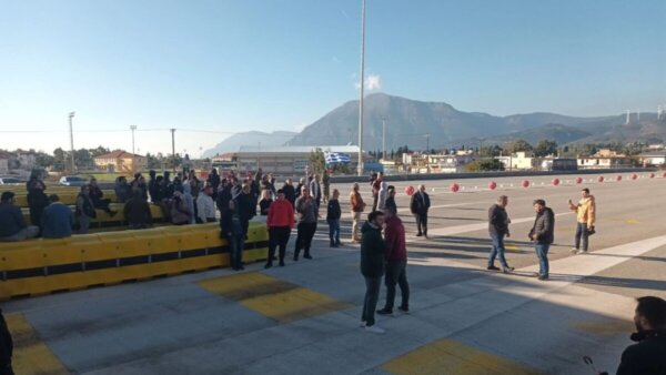 Γέφυρα Ρίου – Αντιρρίου: Οι αγρότες άνοιξαν τα πανάκριβα διόδια παρά την καταστολή!