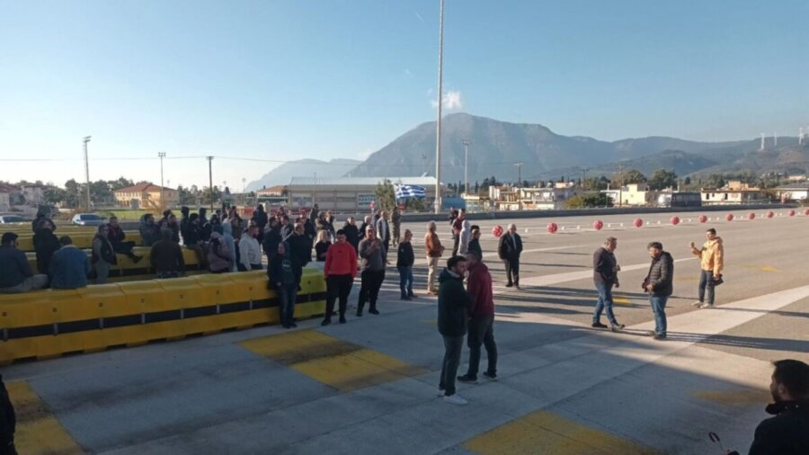 Γέφυρα Ρίου – Αντιρρίου: Οι αγρότες άνοιξαν τα πανάκριβα διόδια παρά την καταστολή!