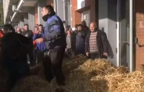 Διαμαρτυρία αγροτών έξω από γραφεία βουλευτών της ΝΔ στη Λάρισα – Πετάνε άχυρα