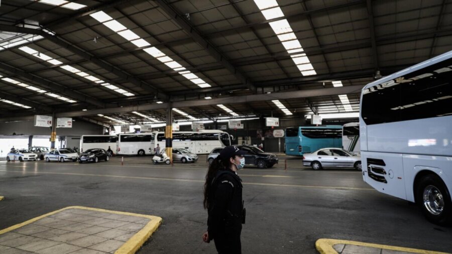 Συνελήφθη 20χρονος στην Αθήνα που μετέφερε καλάσνικοφ σε λεωφορείο