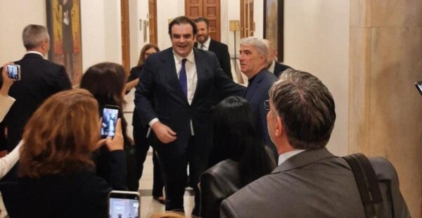 Με αγκαλιές και χαμόγελα υποδέχθηκαν τον Πιερρακάκη στη Βουλή για την ανάληψη της ηγεσίας του Eurogroup