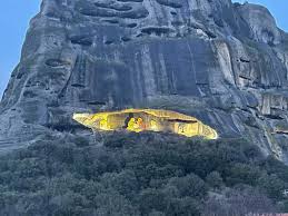 Χριστούγεννα στα Μετέωρα – Πρωταγωνίστρια η Καλαμπάκα με τη φάτνη που «αιωρείται» στους βράχους