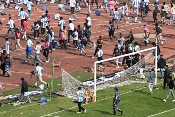 Σκηνές χάους και επεισόδια από εξαγριωμένους οπαδούς στην Ινδία που δεν κατάφεραν να δουν τον Μέσι από κοντά