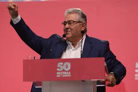 Κουτσούμπας για τα 100 χρόνια από τη γέννηση του Μ. Θεοδωράκη: Το έργο του έχει καταφέρει να εκφράσει ζωντανά το έπος της λαϊκής πάλης του 20ου αιώνα